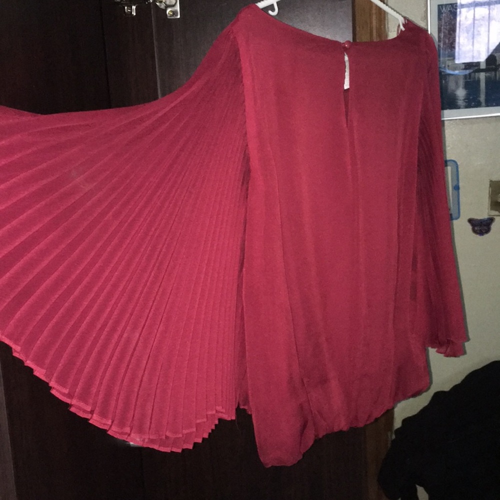 Red pleated top 🔥💋